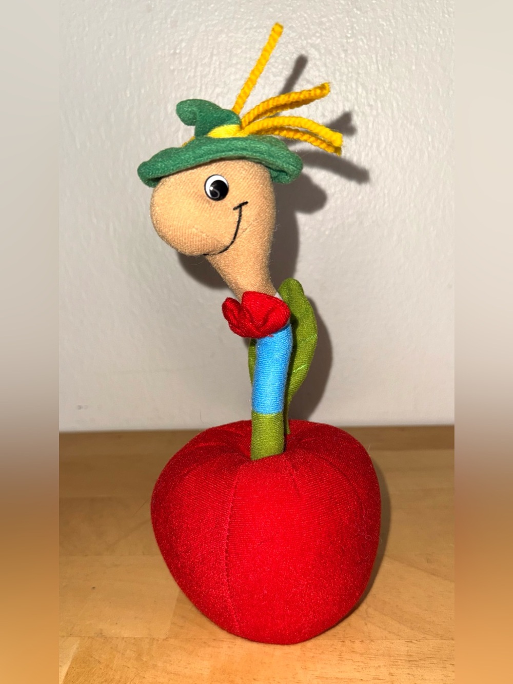 Vintage 1995 GUND Richard Scarry Lowly Worm Apple Plush 9” Busytown
